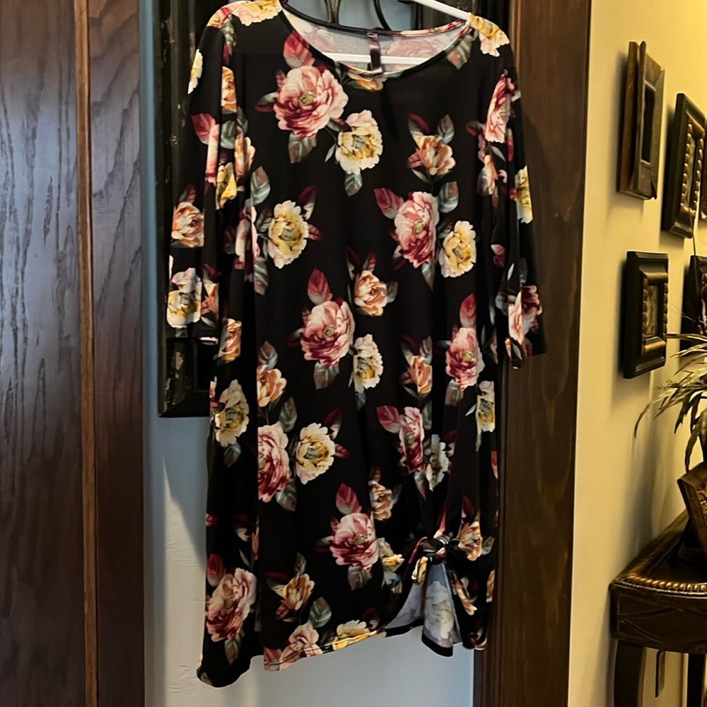 Light knit flower short swing dress with 3/4 sleeves and pockets.